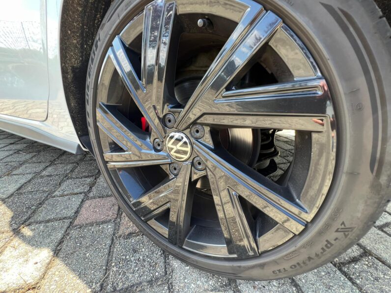 
								Volkswagen Golf GTD R-LINE full									