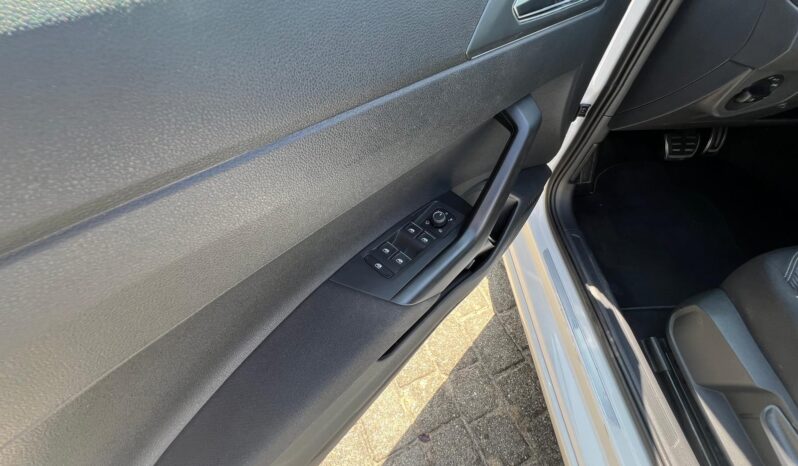 
								Volkswagen Taigo R-LINE full									