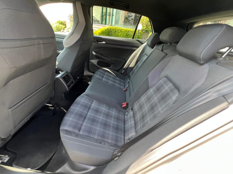 
								Volkswagen Golf GTD R-LINE full									