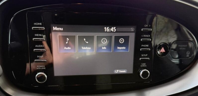 
								TOYOTA AYGO X BUSINESS full									