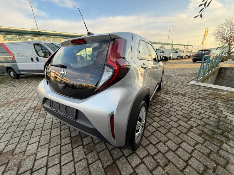 
								TOYOTA AYGO X BUSINESS full									