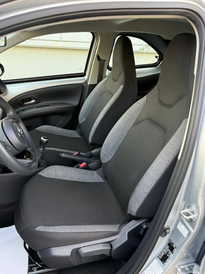 
								TOYOTA AYGO X BUSINESS full									