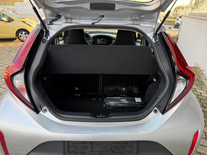 
								TOYOTA AYGO X BUSINESS full									