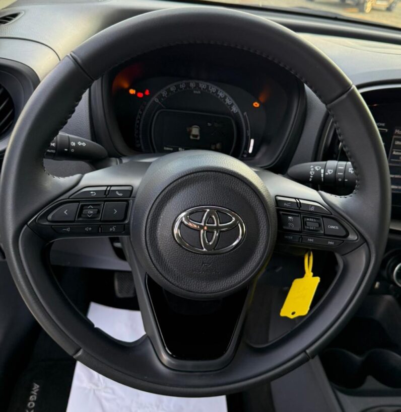 
								TOYOTA AYGO X BUSINESS full									