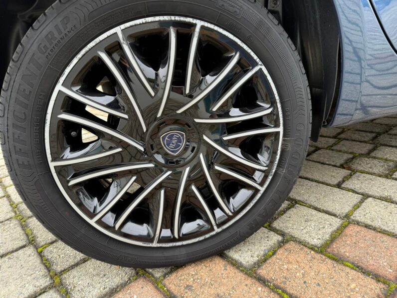 
								LANCIA YPSILON HYBRID GOLD full									