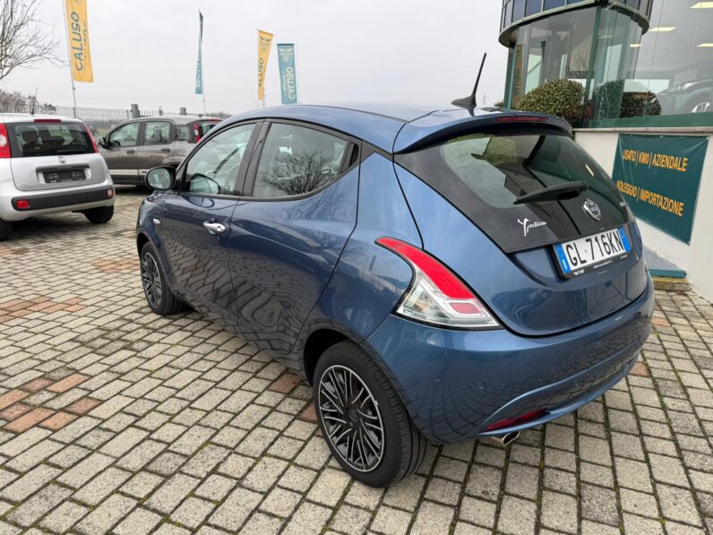 
								LANCIA YPSILON HYBRID GOLD full									