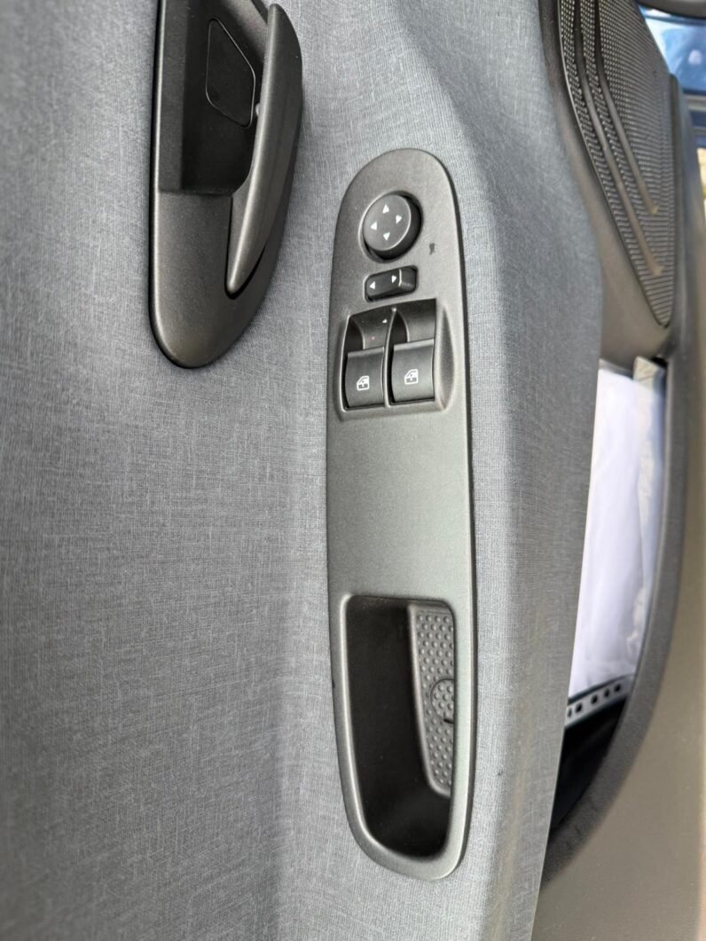 
								LANCIA YPSILON HYBRID GOLD full									