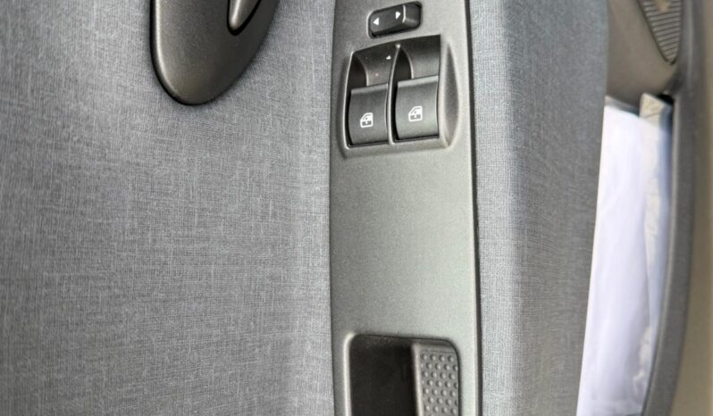 
								LANCIA YPSILON HYBRID GOLD full									