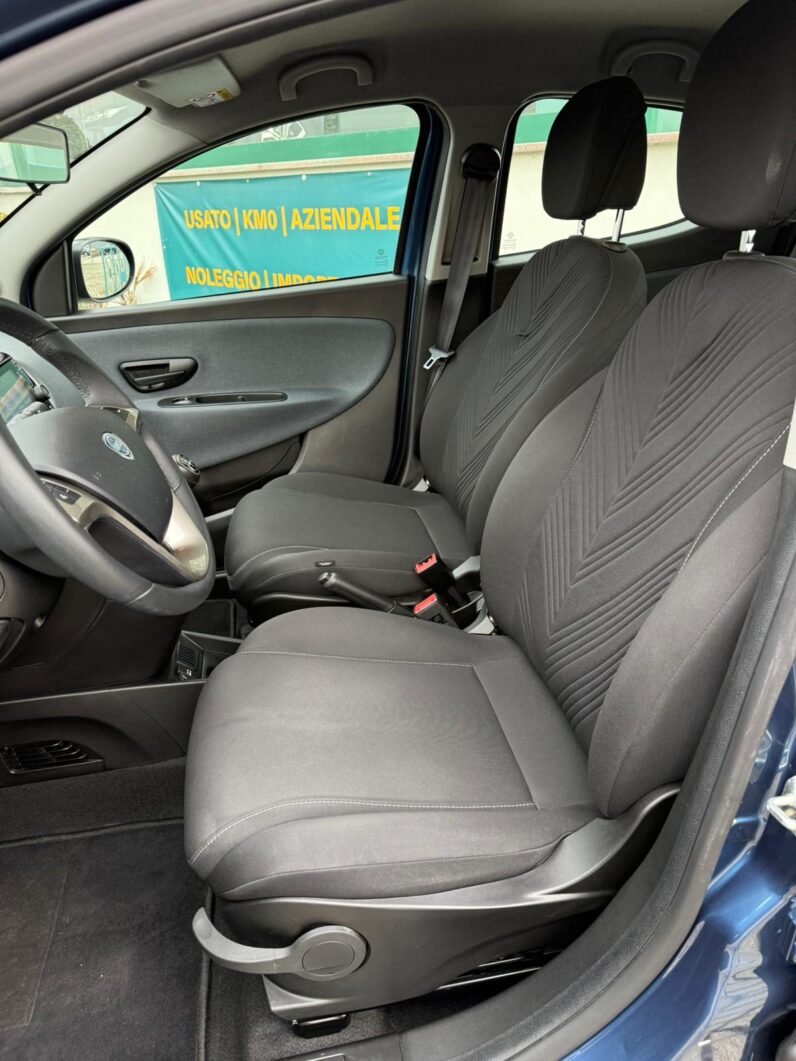 
								LANCIA YPSILON HYBRID GOLD full									