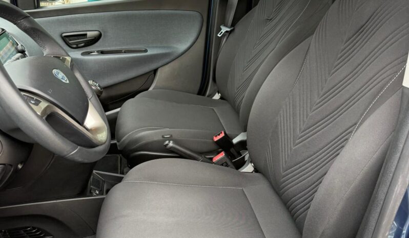 
								LANCIA YPSILON HYBRID GOLD full									