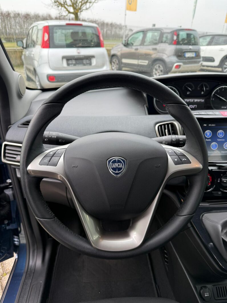 
								LANCIA YPSILON HYBRID GOLD full									