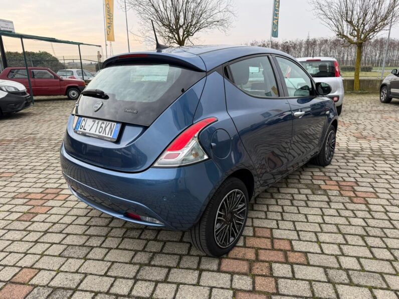 
								LANCIA YPSILON HYBRID GOLD full									