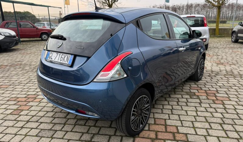 
								LANCIA YPSILON HYBRID GOLD full									