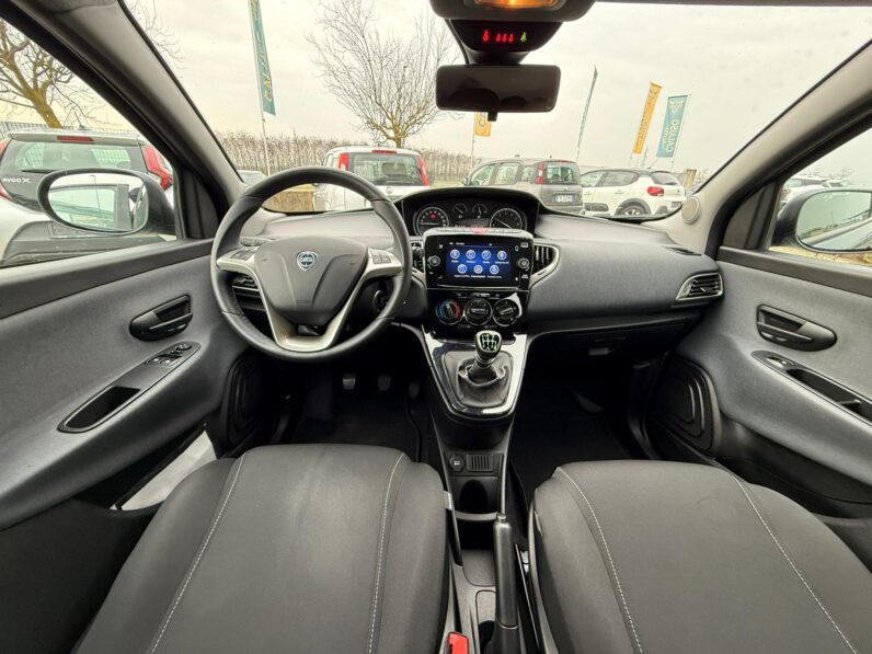 
								LANCIA YPSILON HYBRID GOLD full									