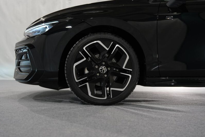 
								Golf  8.5 1.5 etsi evo R-Line 150cv dsg full									