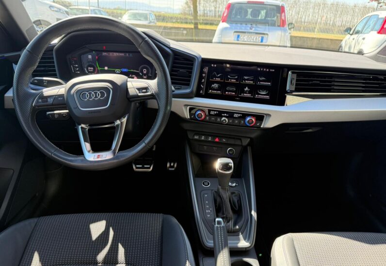 
								AUDI A1 30 TSFI S-TRONIC IDENTITY BLACK S-LINE full									