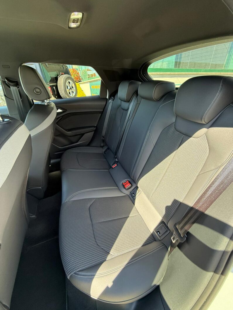 
								AUDI A1 30 TSFI S-TRONIC IDENTITY BLACK S-LINE full									