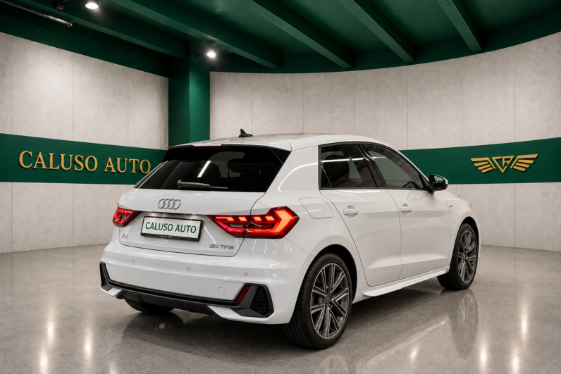 
								A1 Sportback 30 1.0 tfsi S 110cv s-tronic S line interno ed esterno full									