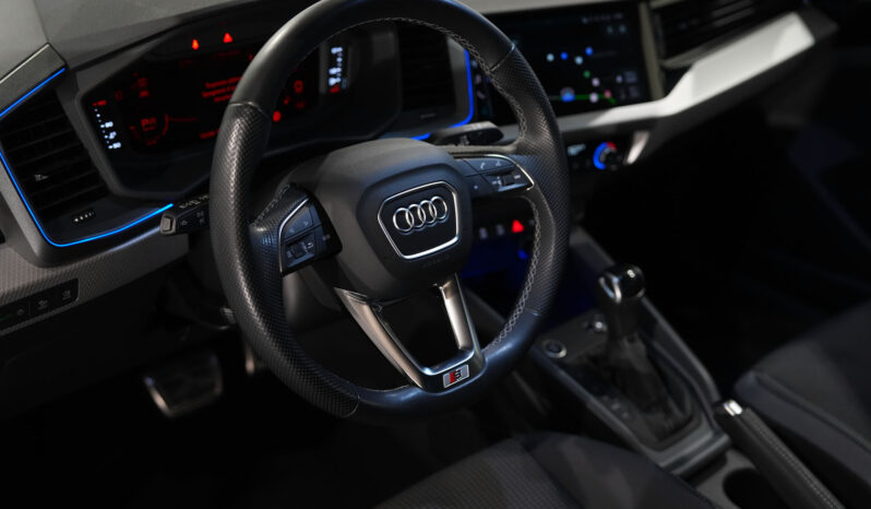 
								AUDI A1 30 TSFI S-TRONIC IDENTITY BLACK S-LINE full									