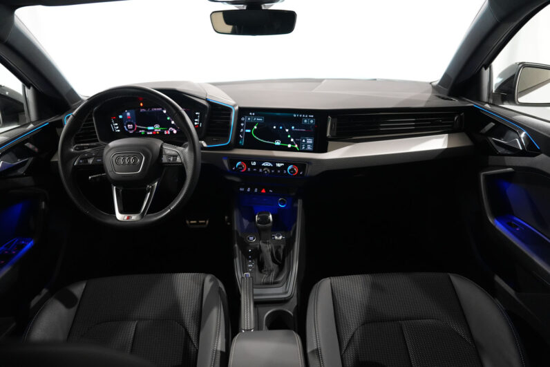 
								AUDI A1 30 TSFI S-TRONIC IDENTITY BLACK S-LINE full									