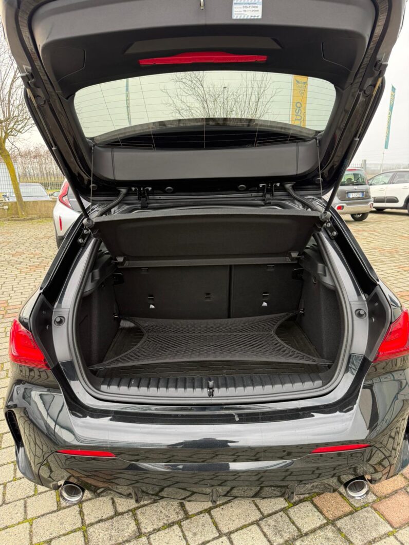 
								BMW 118 D M-SPORT full									