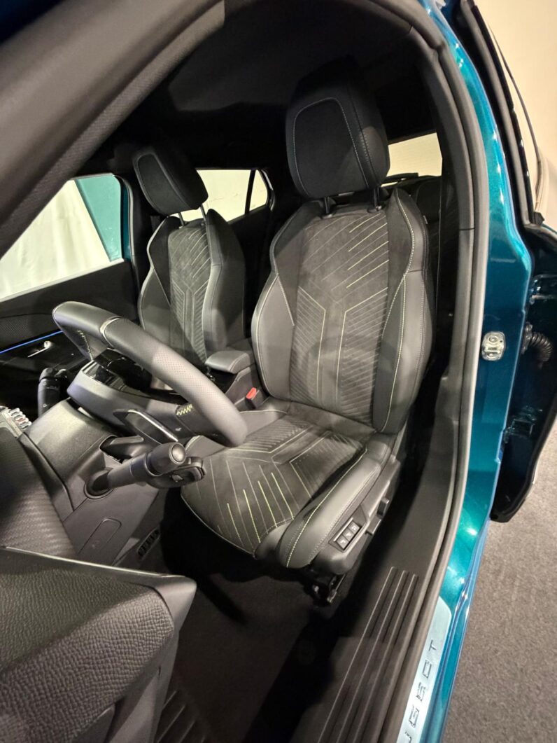 
								PEUGEOT 2008 GT HYBRID 145 CV full									