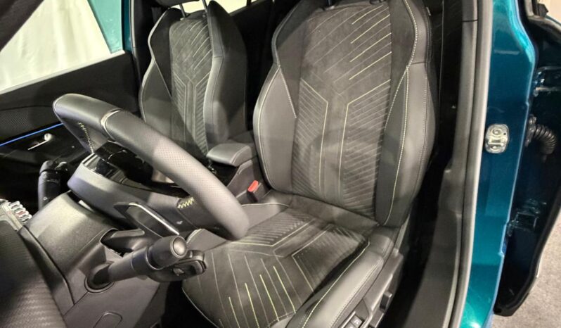 
								PEUGEOT 2008 GT HYBRID 145 CV full									