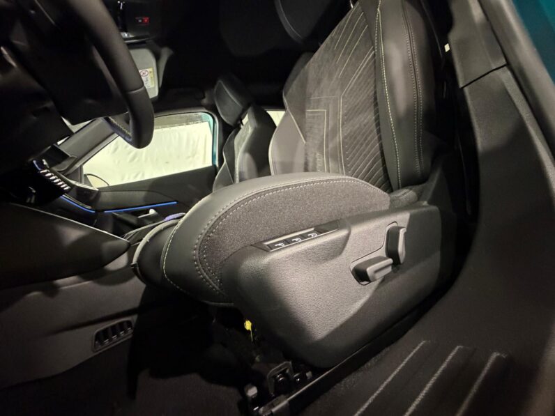 
								PEUGEOT 2008 GT HYBRID 145 CV full									
