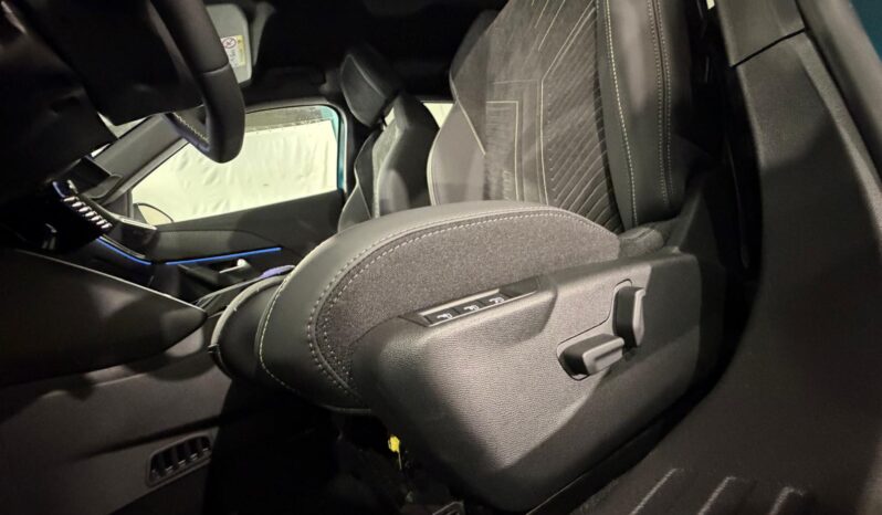 
								PEUGEOT 2008 GT HYBRID 145 CV full									