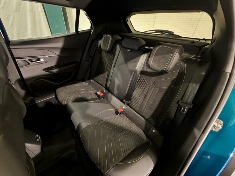 
								PEUGEOT 2008 GT HYBRID 145 CV full									