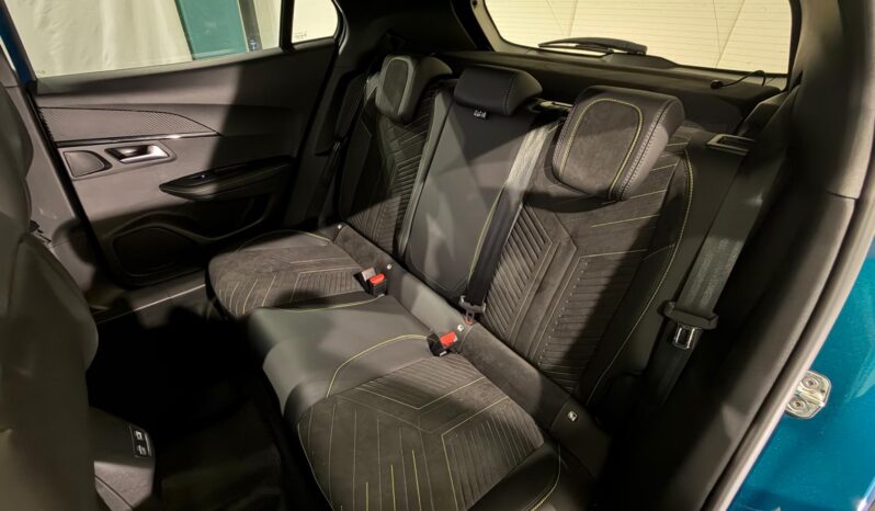 
								PEUGEOT 2008 GT HYBRID 145 CV full									